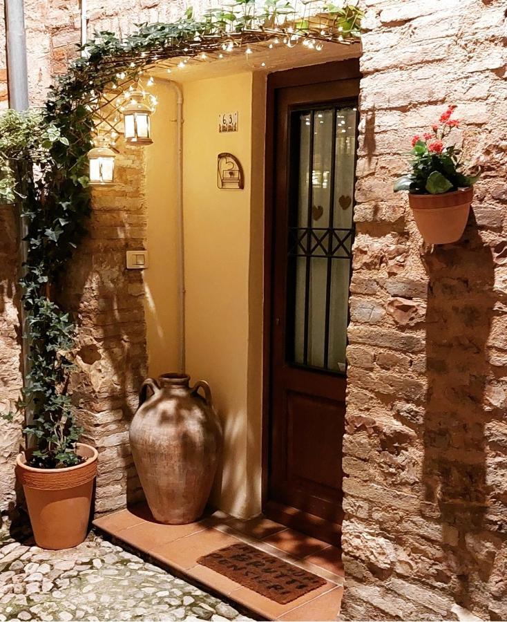 Nel Vicolo Dei Baci - Casa Vacanze Al Bacio スペッロ エクステリア 写真