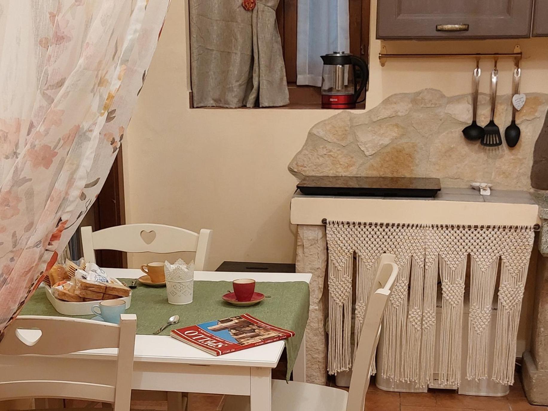 Nel Vicolo Dei Baci - Casa Vacanze Al Bacio スペッロ エクステリア 写真