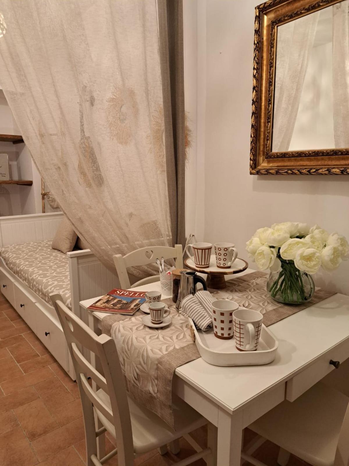 Nel Vicolo Dei Baci - Casa Vacanze Al Bacio スペッロ エクステリア 写真